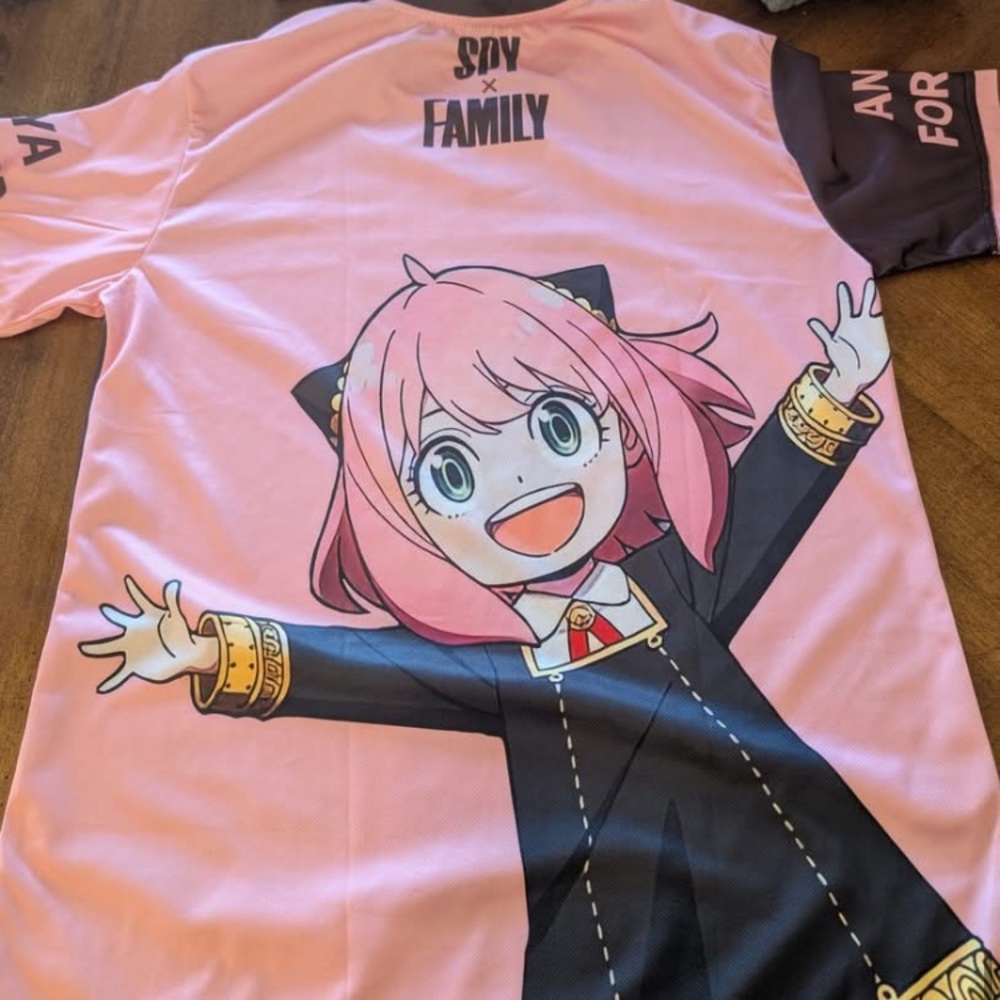 Spyxfamily pink meduim short sleve shirt in good condition!